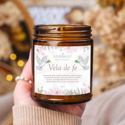 Vela de soya y coco con aroma a lavanda y tilo, ideal para meditación y momentos de calma