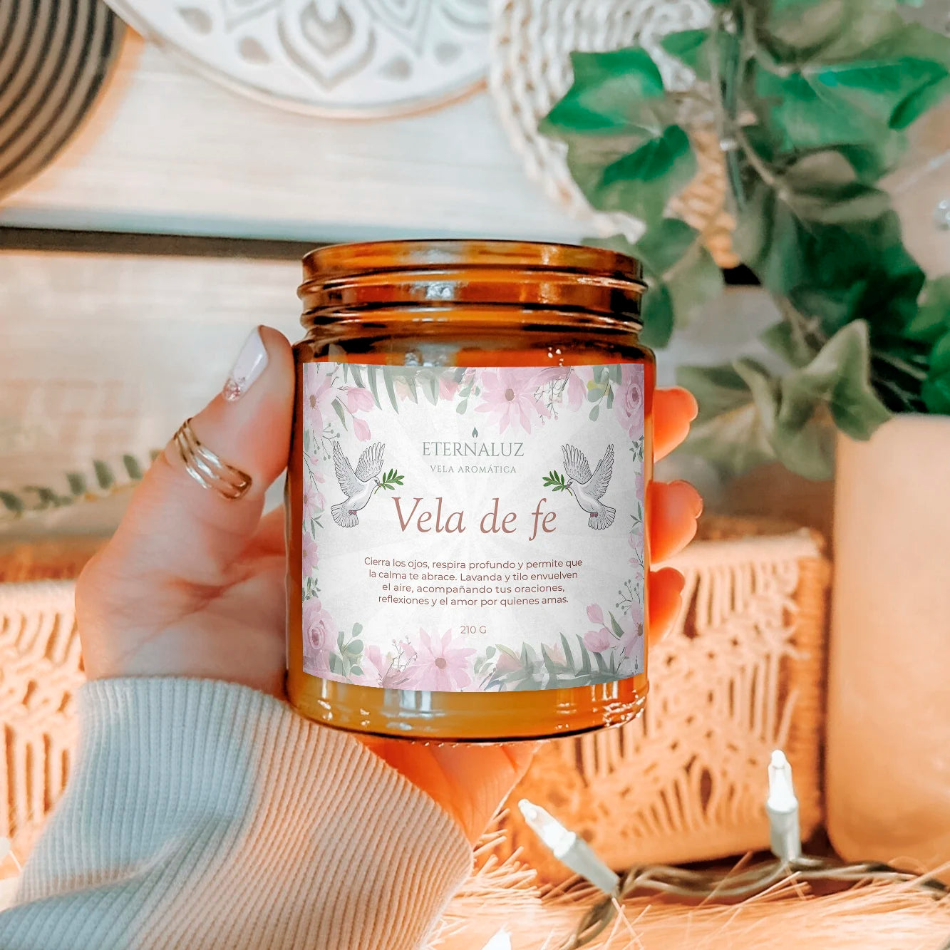 Vela de soya y coco con aroma a lavanda y tilo, ideal para meditación y momentos de calma