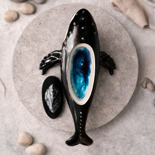 Vela grande en forma de ballena de concreto pintada a mano con aroma sal marina y orquídea en tonos negro y azul decorativa