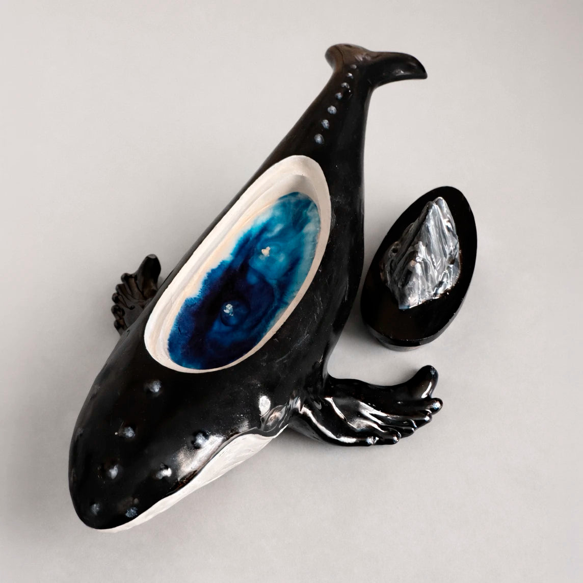 Vela grande en forma de ballena de concreto pintada a mano con aroma sal marina y orquídea en tonos negro y azul decorativa