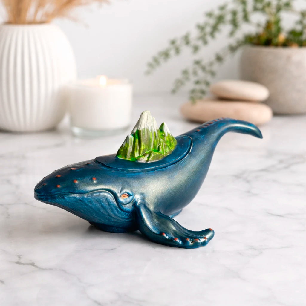 Vela grande en forma de ballena de concreto pintada a mano con aroma sal marina y orquídea en tonos negro y azul decorativa