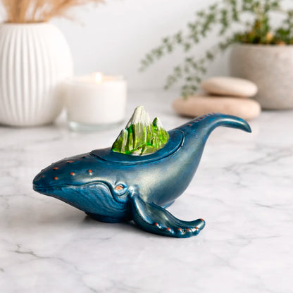 Vela grande en forma de ballena de concreto pintada a mano con aroma sal marina y orquídea en tonos negro y azul decorativa