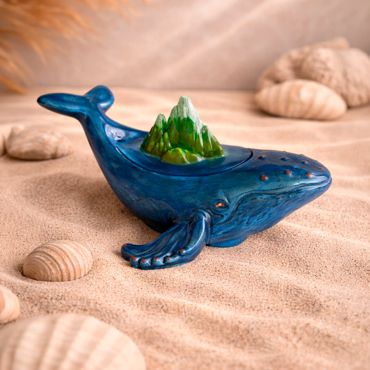 Vela grande en forma de ballena de concreto pintada a mano con aroma sal marina y orquídea en tonos negro y azul decorativa