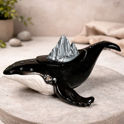 Vela grande en forma de ballena de concreto pintada a mano con aroma sal marina y orquídea en tonos negro y azul decorativa