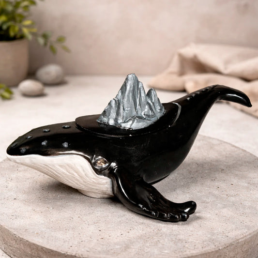 Vela grande en forma de ballena de concreto pintada a mano con aroma sal marina y orquídea en tonos negro y azul decorativa