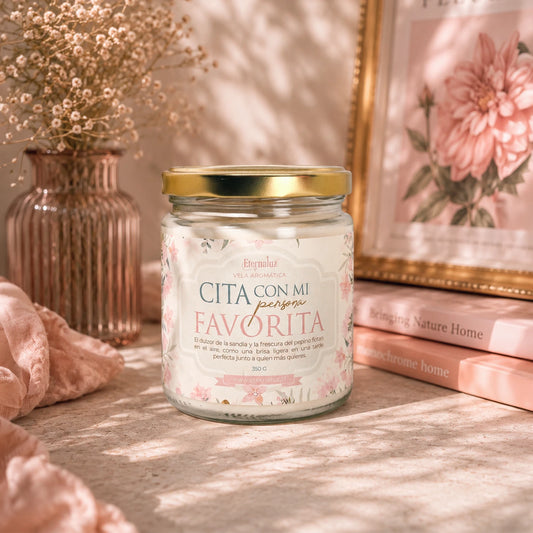 Vela Cita con mi persona favorita de Eternaluz con aroma a sandía, pepino, melón y notas ozónicas