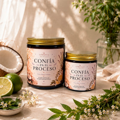 Vela aromática Confía en el proceso con aroma a lima, coco y verbena, ideal para enfocarse y acompañar momentos de calma