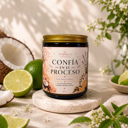 Vela aromática Confía en el proceso con aroma a lima, coco y verbena, ideal para enfocarse y acompañar momentos de calma