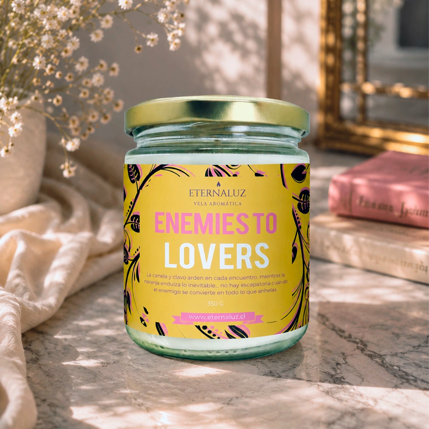 Vela literaria Enemies to lovers de Eternaluz con aroma a naranja, clavo, canela y notas especiadas