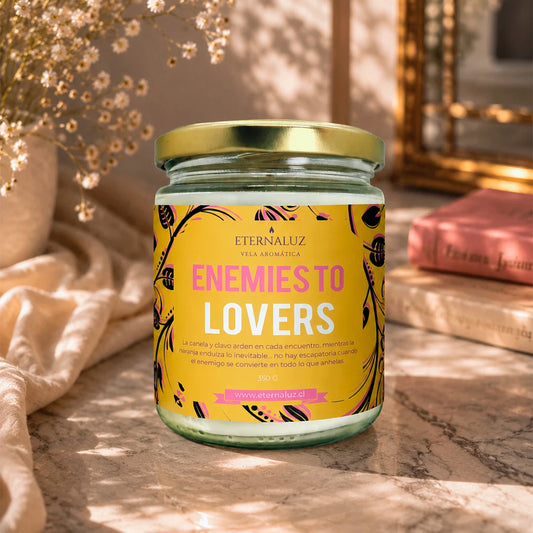 Vela literaria Enemies to lovers de Eternaluz con aroma a naranja, clavo, canela y notas especiadas