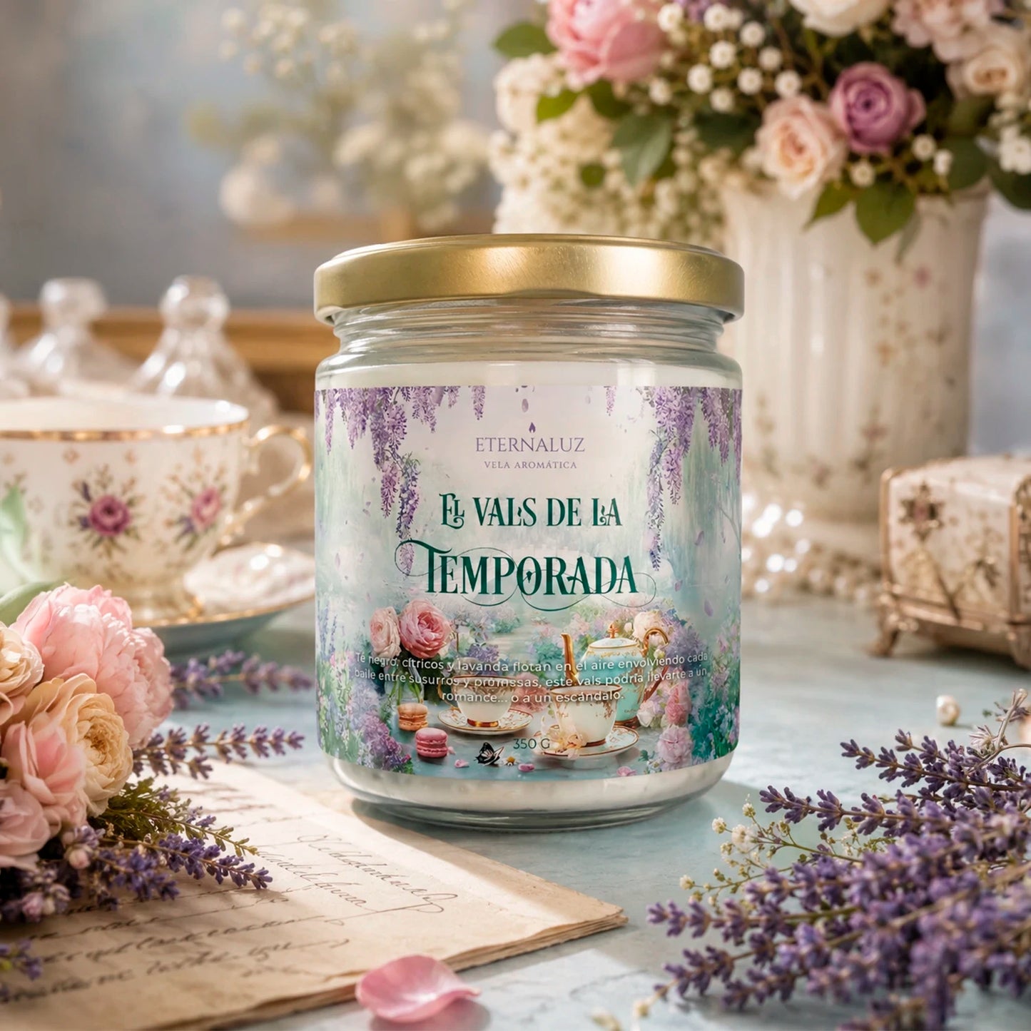 Vela literaria inspirada en los bailes de la Regencia, aroma a té negro, lavanda y citricos.