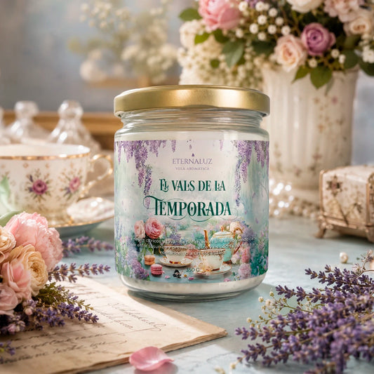 Vela literaria inspirada en los bailes de la Regencia, aroma a té negro, lavanda y citricos.