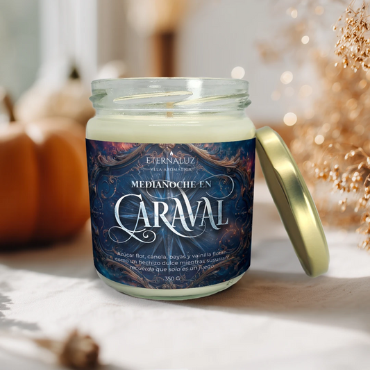 Vela literaria inspirada en fantasía tipo Caraval con aroma dulce a azúcar, canela y vainilla estilo feria nocturna mágica.