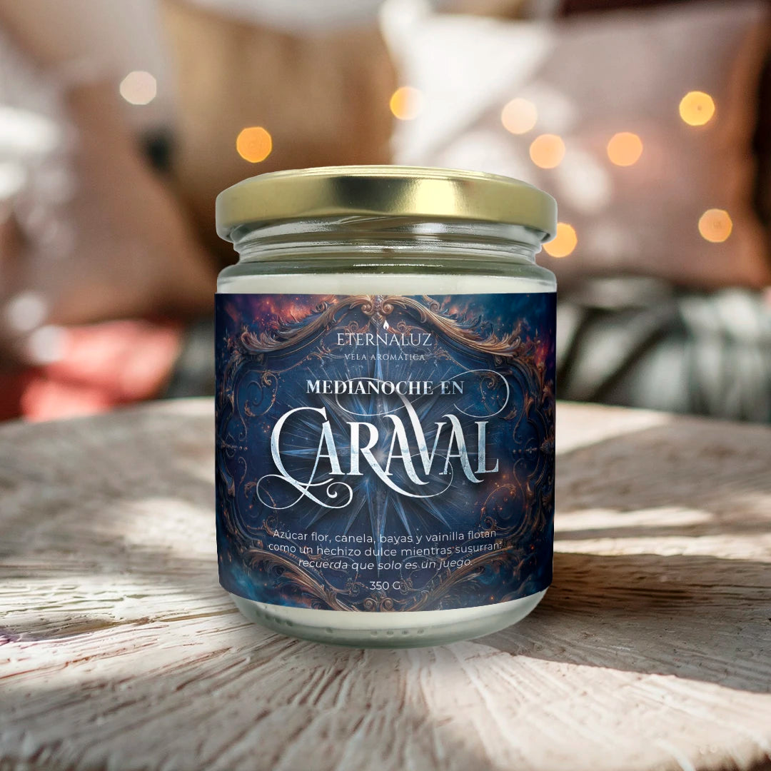 Vela literaria inspirada en fantasía tipo Caraval con aroma dulce a azúcar, canela y vainilla estilo feria nocturna mágica.