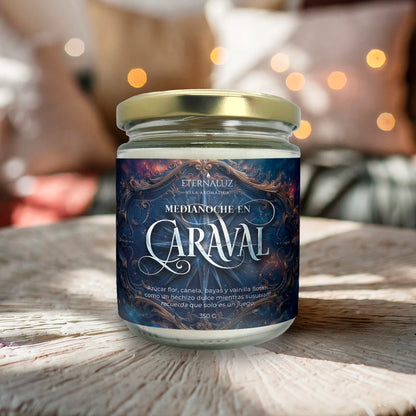 Vela literaria inspirada en fantasía tipo Caraval con aroma dulce a azúcar, canela y vainilla estilo feria nocturna mágica.