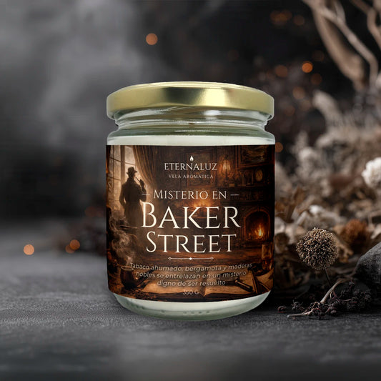Vela aromática Misterio de Baker Street inspirada en Sherlock Holmes, aroma a tabaco, bergamota y cuero.