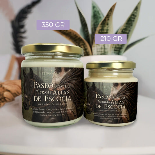 Vela inspirada en Outlander con aroma cálido de canela, musgo y sándalo que recrea la atmósfera de las Highlands de Escocia.