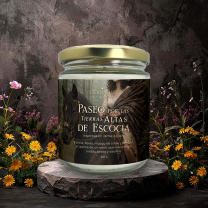 Vela inspirada en Outlander con aroma cálido de canela, musgo y sándalo que recrea la atmósfera de las Highlands de Escocia.
