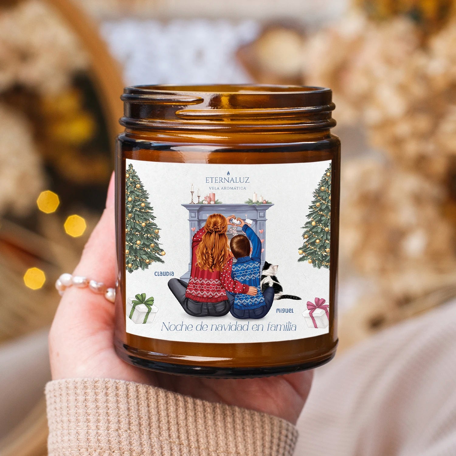 Vela navideña personalizada Eternaluz con escena familiar ilustrada y aroma a elección. Regalo único y emocional para esta Navidad