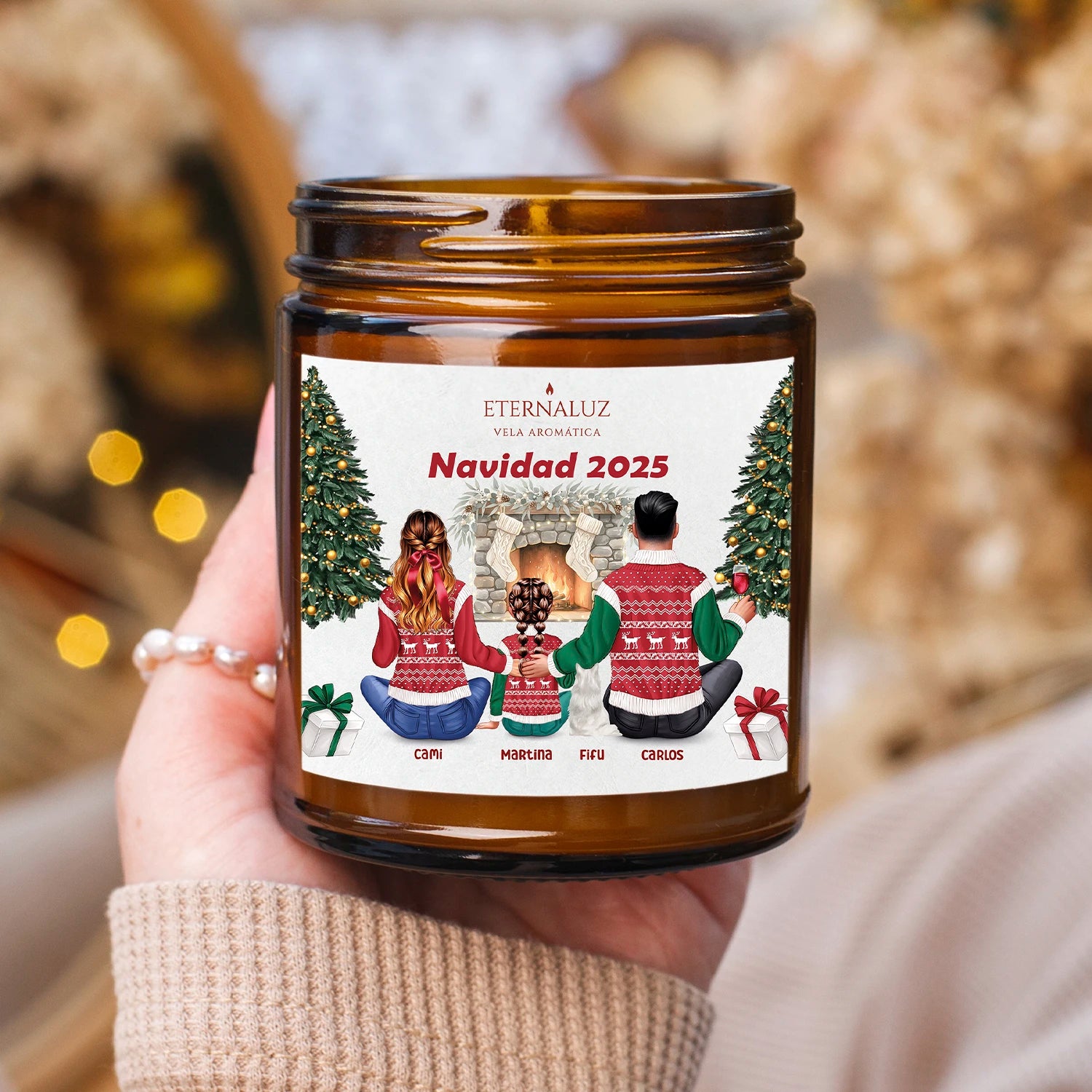 Vela navideña personalizada Eternaluz con escena familiar ilustrada y aroma a elección. Regalo único y emocional para esta Navidad