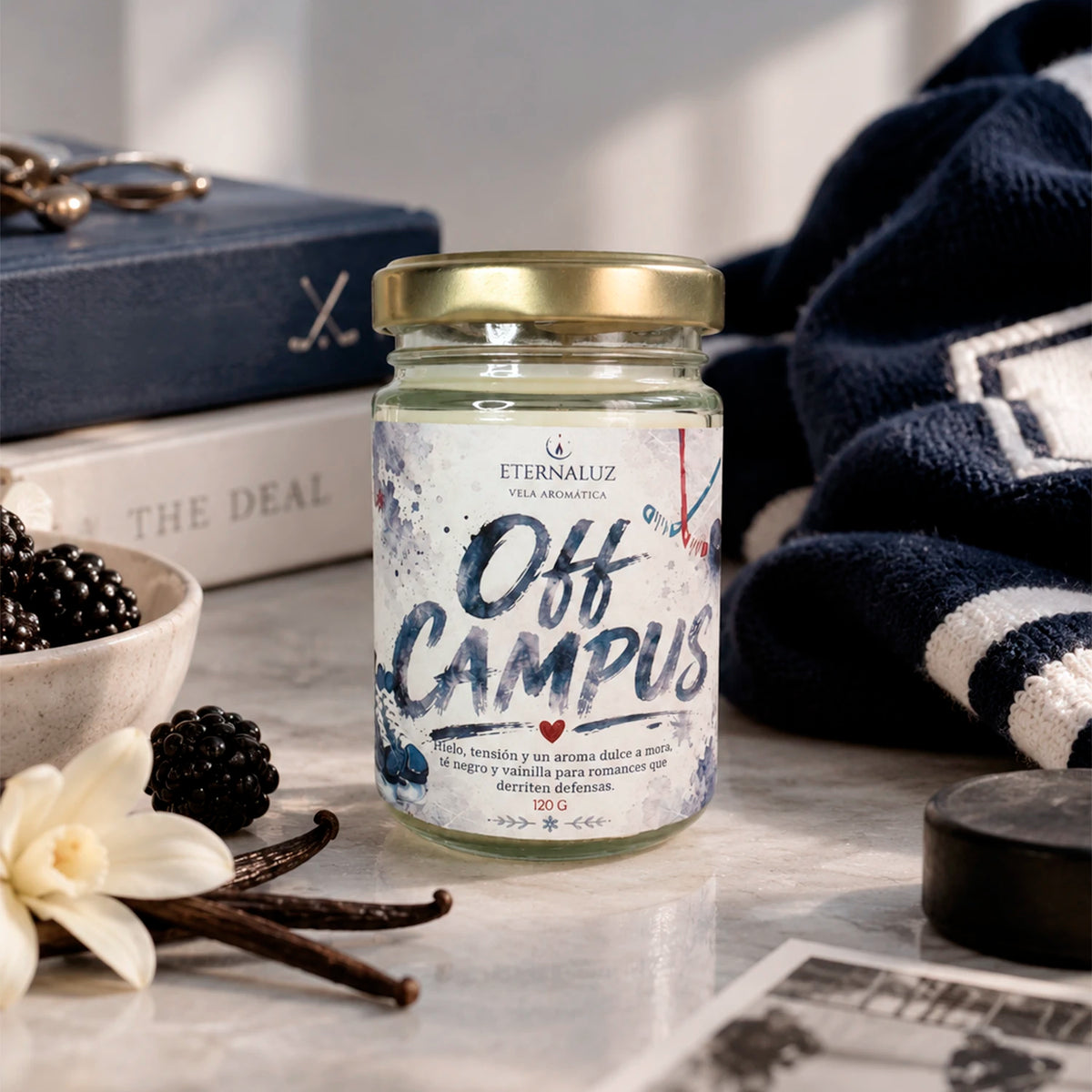 Vela aromática Off Campus con aroma a mora, frutos del bosque, té negro y vainilla francesa, inspirada en romances de hockey