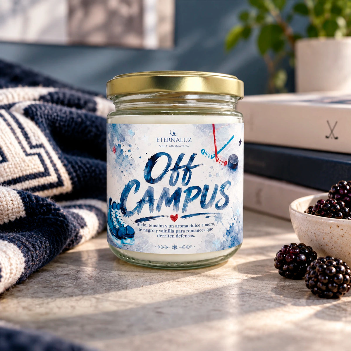 Vela aromática Off Campus con aroma a mora, frutos del bosque, té negro y vainilla francesa, inspirada en romances de hockey