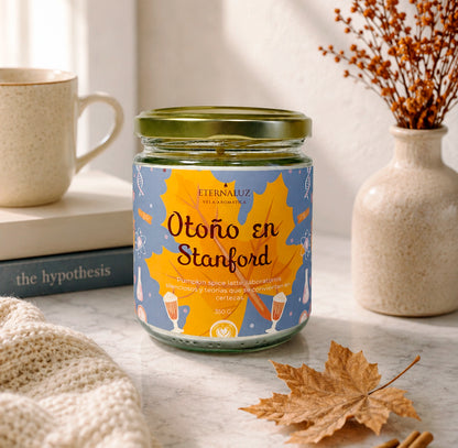 Vela aromática Otoño en Stanford con aroma a Pumpkin Spice Latte, café negro, caramelo, crema suave y especias otoñales