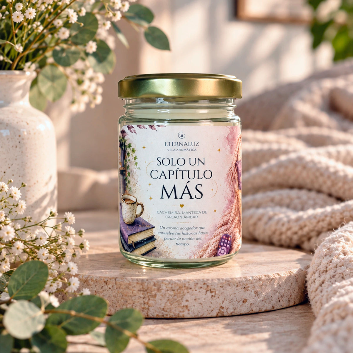 Vela aromática Solo un Capítulo Más con cachemira, manteca de cacao y ámbar, ideal para leer o ver series