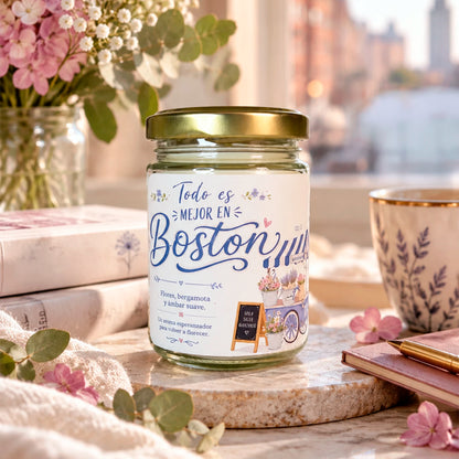 Vela aromática Todo es mejor en Boston con aroma floral de bergamota, peonía, magnolia, azahar y ámbar suave