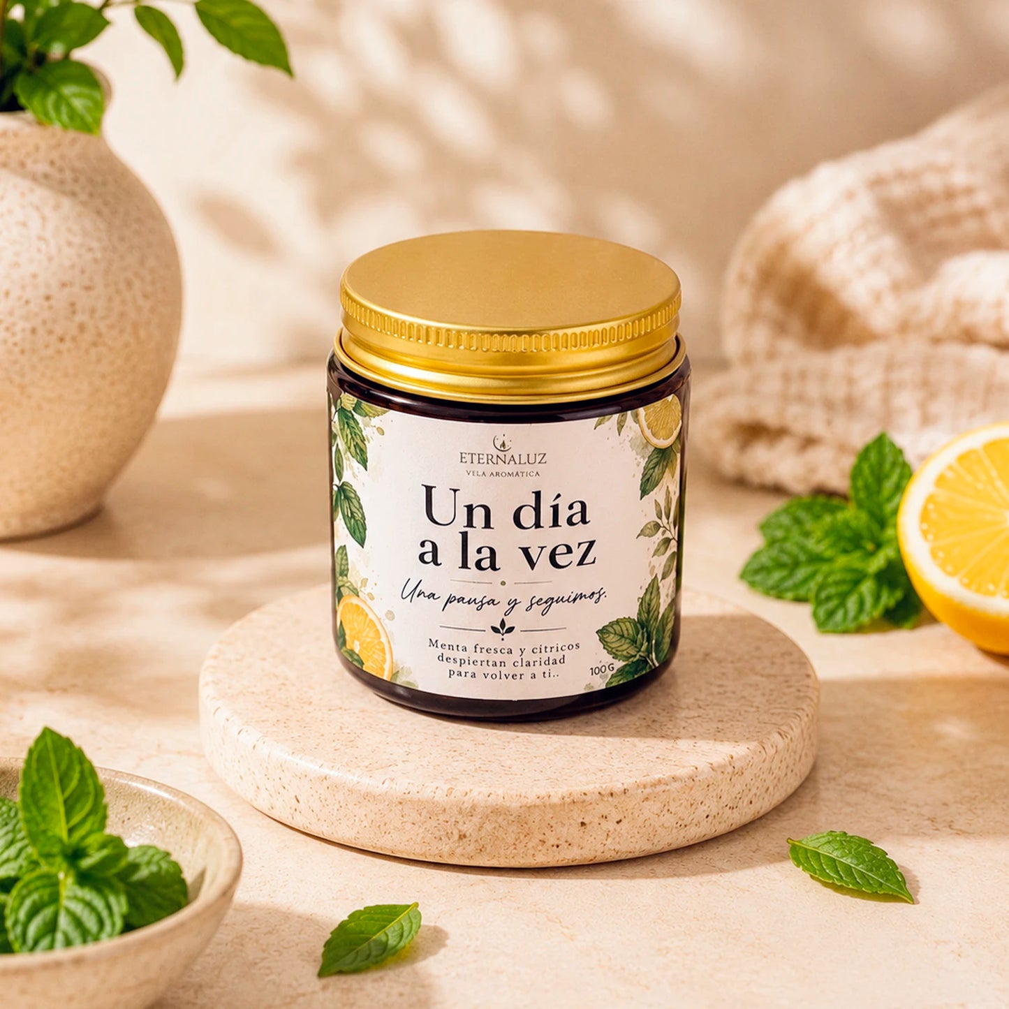 Vela aromática Un día a la vez con aroma a menta, bergamota, jazmín y eucalipto, ideal para relajarse y reconectar