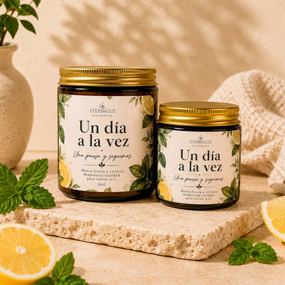 Vela aromática Un día a la vez con aroma a menta, bergamota, jazmín y eucalipto, ideal para relajarse y reconectar