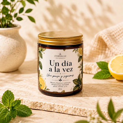 Vela aromática Un día a la vez con aroma a menta, bergamota, jazmín y eucalipto, ideal para relajarse y reconectar