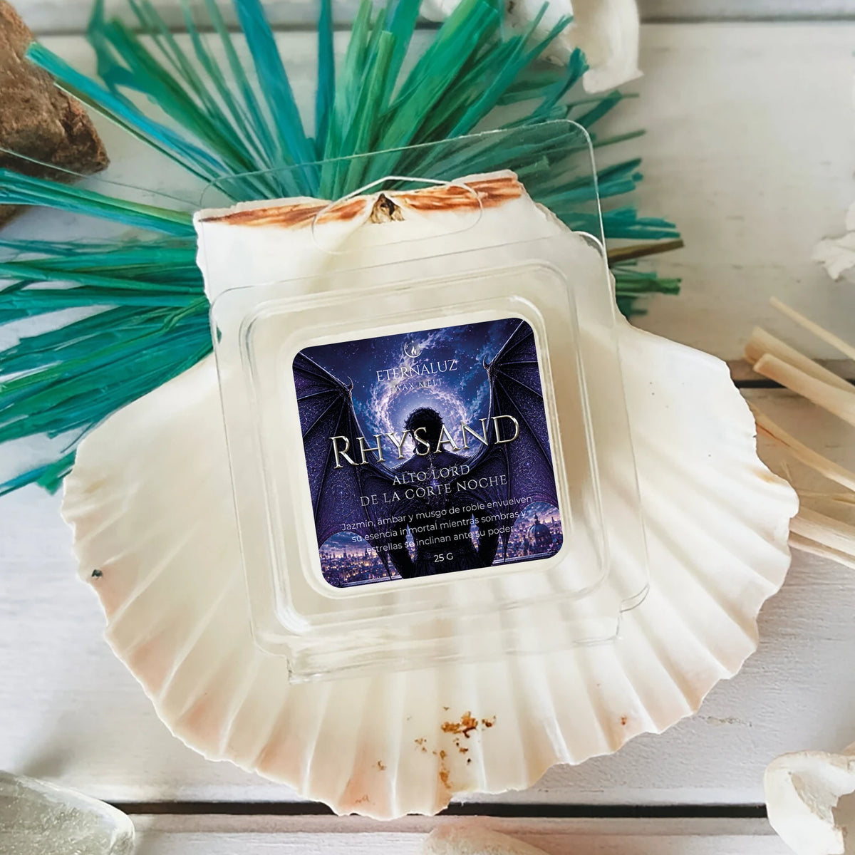 Inspirados en Rhysand, el Alto Lord de la Corte Noche. Aroma floral-amaderado con jazmín, ámbar y musgo de roble. Intensidad media. Perfecto para fans de ACOTAR
