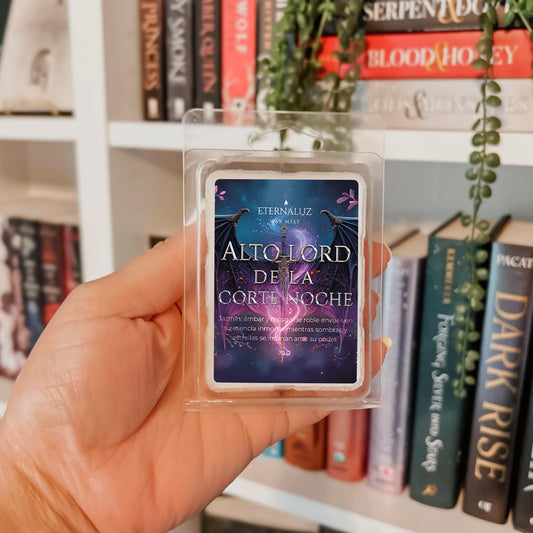 Inspirados en Rhysand, el Alto Lord de la Corte Noche. Aroma floral-amaderado con jazmín, ámbar y musgo de roble. Intensidad media. Perfecto para fans de ACOTAR