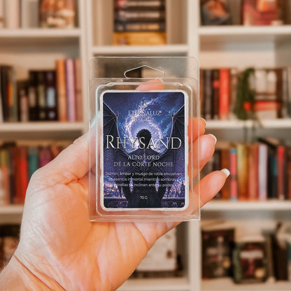 Inspirados en Rhysand, el Alto Lord de la Corte Noche. Aroma floral-amaderado con jazmín, ámbar y musgo de roble. Intensidad media. Perfecto para fans de ACOTAR