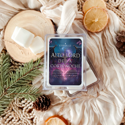 Inspirados en Rhysand, el Alto Lord de la Corte Noche. Aroma floral-amaderado con jazmín, ámbar y musgo de roble. Intensidad media. Perfecto para fans de ACOTAR