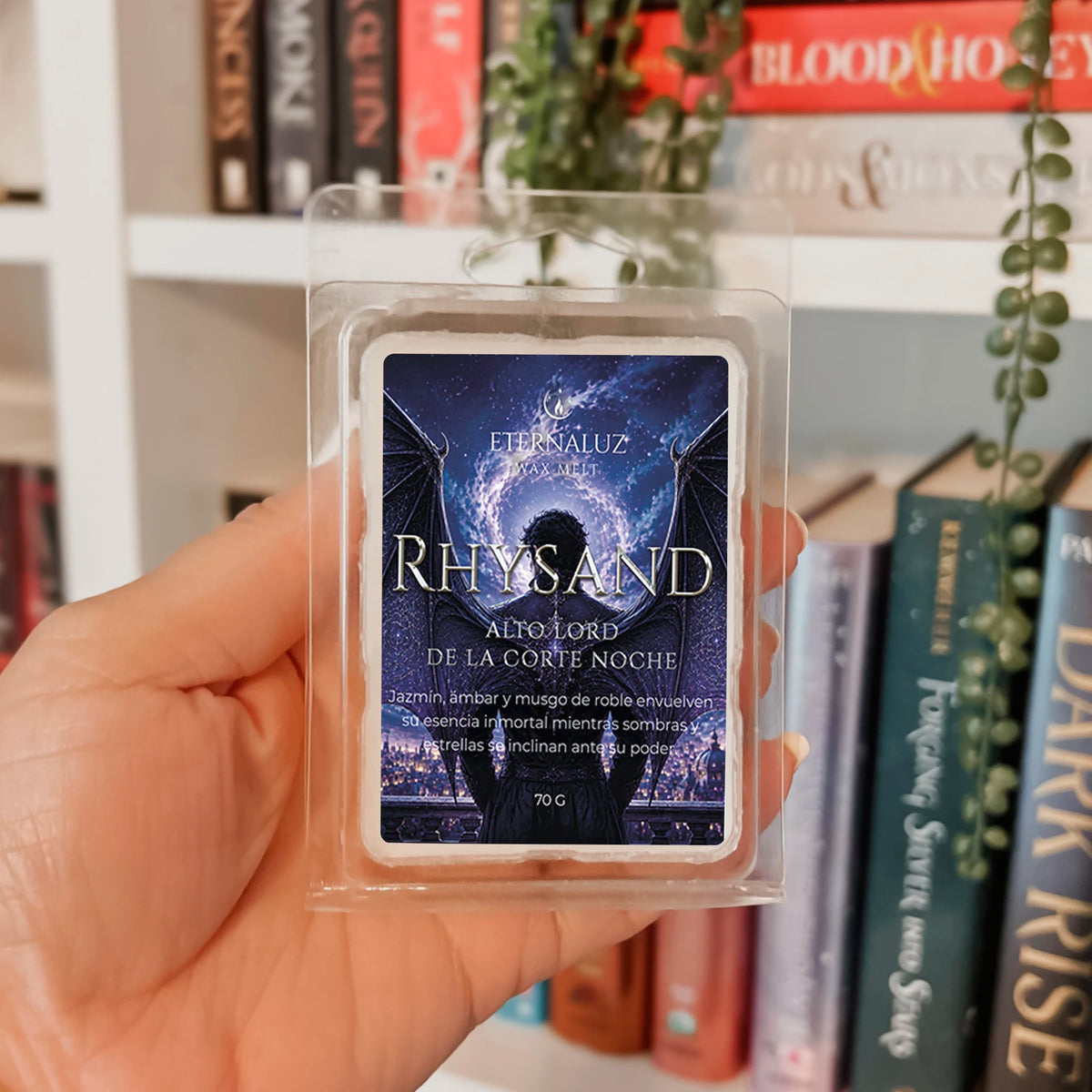 Inspirados en Rhysand, el Alto Lord de la Corte Noche. Aroma floral-amaderado con jazmín, ámbar y musgo de roble. Intensidad media. Perfecto para fans de ACOTAR