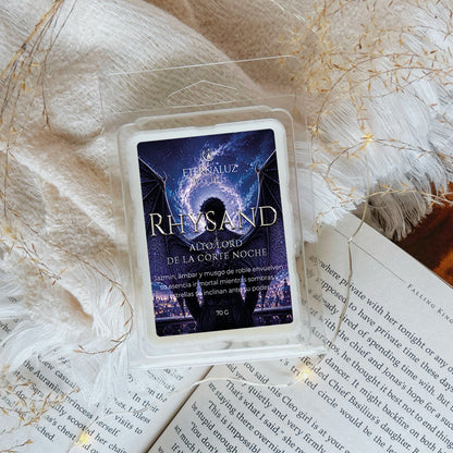 Inspirados en Rhysand, el Alto Lord de la Corte Noche. Aroma floral-amaderado con jazmín, ámbar y musgo de roble. Intensidad media. Perfecto para fans de ACOTAR