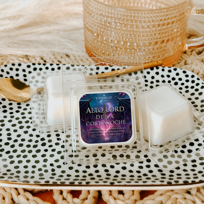 Inspirados en Rhysand, el Alto Lord de la Corte Noche. Aroma floral-amaderado con jazmín, ámbar y musgo de roble. Intensidad media. Perfecto para fans de ACOTAR