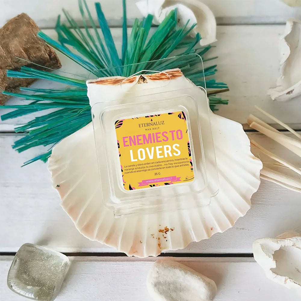 Wax melt aromático Enemies to lovers de Eternaluz con aroma a naranja, clavo, canela y notas especiadas