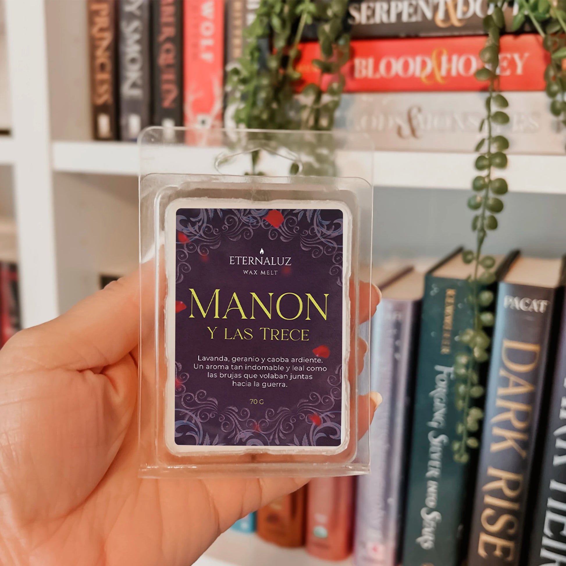 Wax melt Manon y Las Trece con aroma a lavanda fresca, geranio y caoba inspirada en Trono de Cristal.