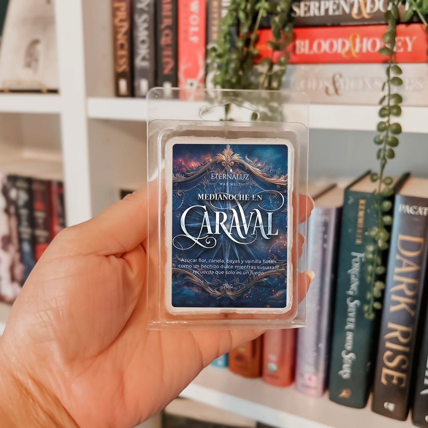 Wax melt inspirado en fantasía tipo Caraval con aroma dulce a azúcar, canela y vainilla estilo feria nocturna mágica.