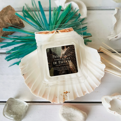 Wax melt inspirado en Outlander con aroma cálido de canela, musgo y sándalo que recrea la atmósfera de las Highlands de Escocia.