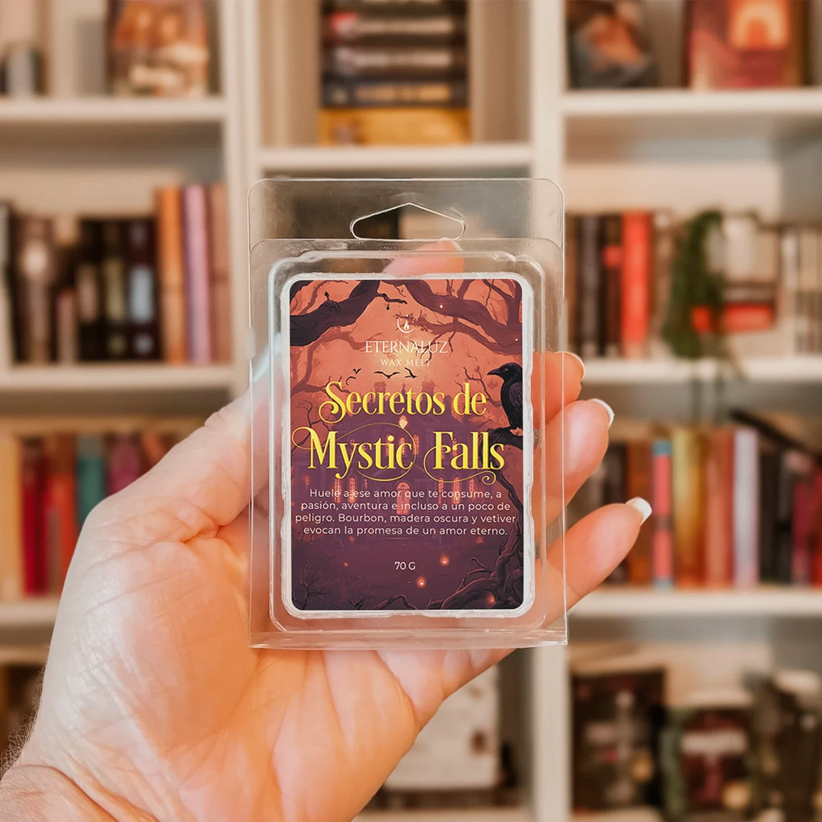 Secretos de Mystic Falls de Eternaluz con aroma a bourbon, maderas oscuras y vetiver.