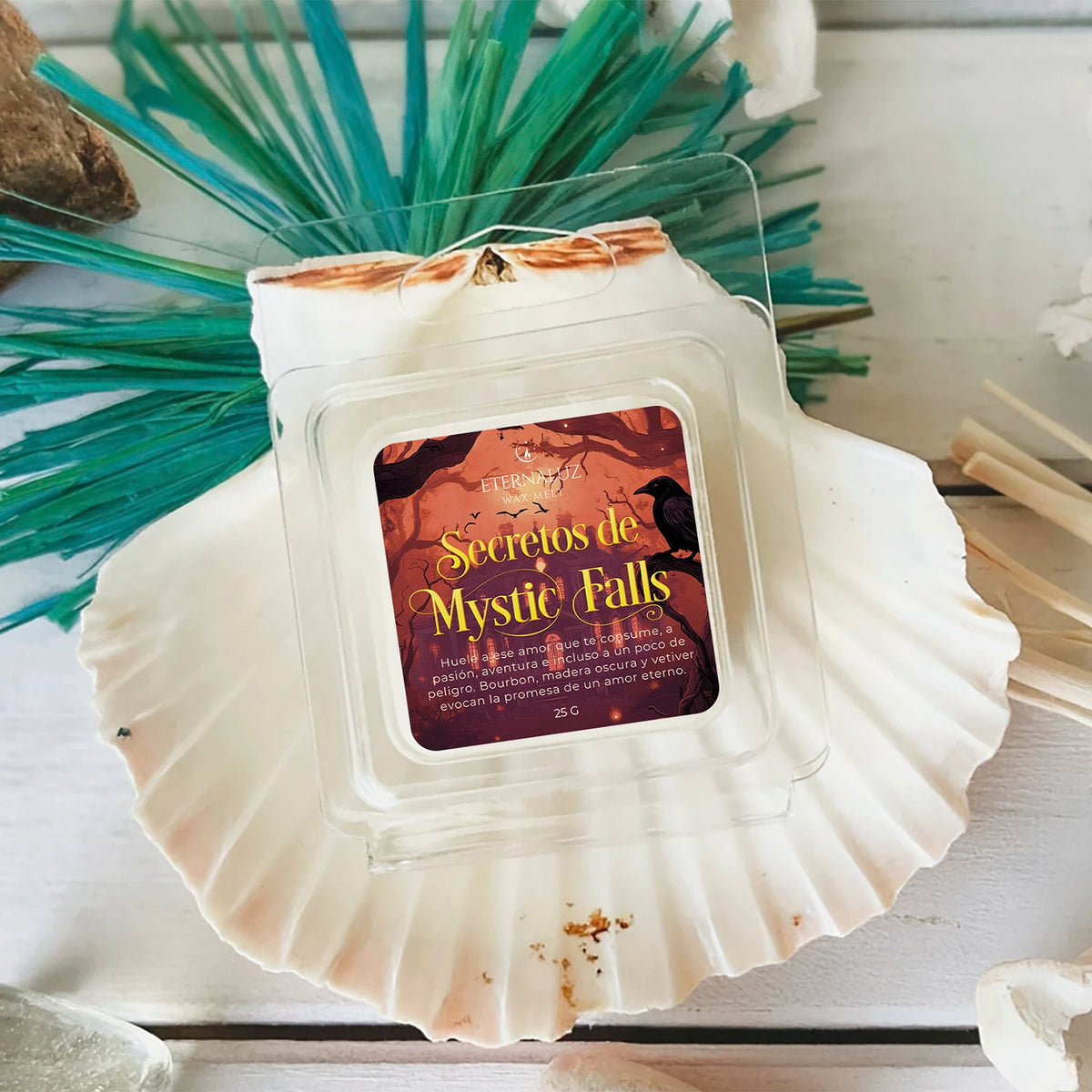 Secretos de Mystic Falls de Eternaluz con aroma a bourbon, maderas oscuras y vetiver.