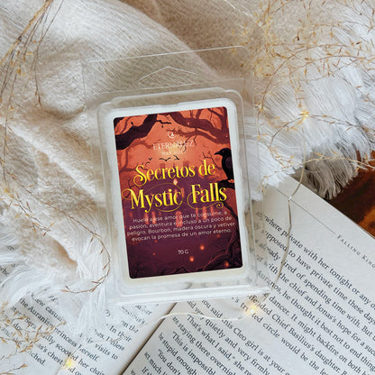 Secretos de Mystic Falls de Eternaluz con aroma a bourbon, maderas oscuras y vetiver.