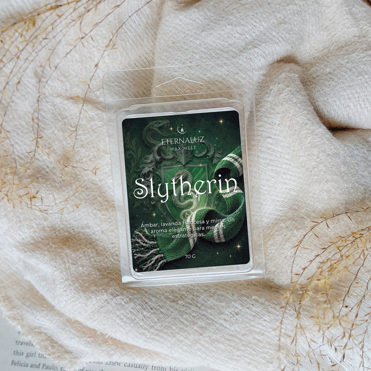 Wax melts Slytherin con aroma a ámbar egipcio, lavanda francesa, mirra, haba tonka y almizcle, inspirados en la ambición, la astucia y la magia de Hogwarts.