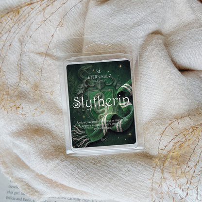 Wax melts Slytherin con aroma a ámbar egipcio, lavanda francesa, mirra, haba tonka y almizcle, inspirados en la ambición, la astucia y la magia de Hogwarts.