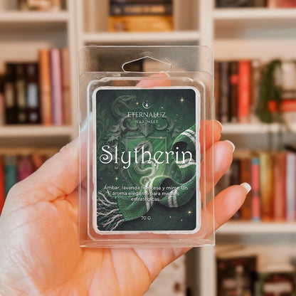 Wax melts Slytherin con aroma a ámbar egipcio, lavanda francesa, mirra, haba tonka y almizcle, inspirados en la ambición, la astucia y la magia de Hogwarts.