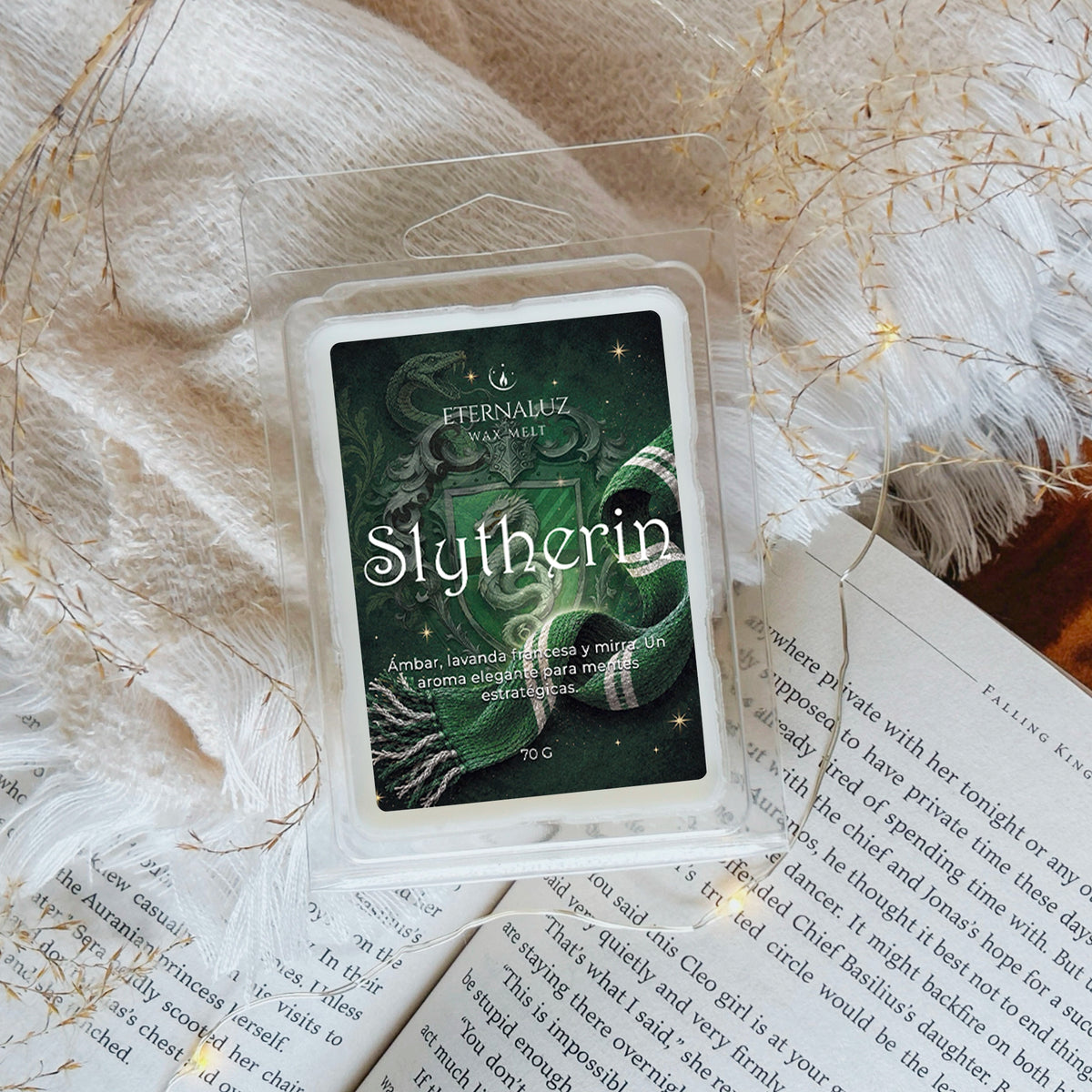 Wax melts Slytherin con aroma a ámbar egipcio, lavanda francesa, mirra, haba tonka y almizcle, inspirados en la ambición, la astucia y la magia de Hogwarts.